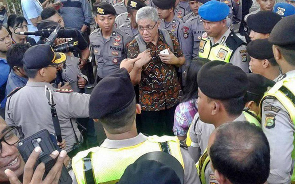 Forum 65 member Bonnie Setiawan negotiates with police in front of YLBHI - September 14, 2017 (ypkp1965)
