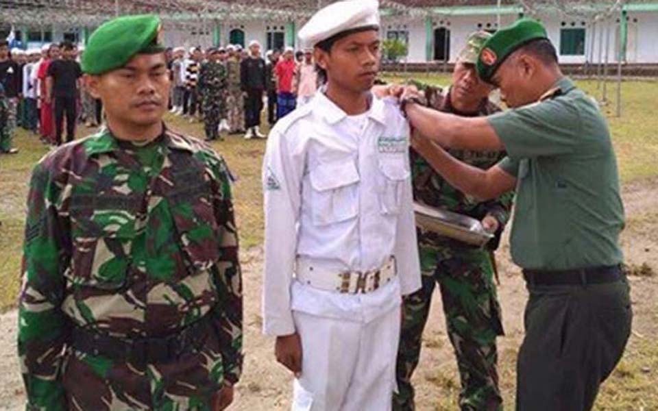 FPI members receive training from TNI - January 2017 (Instagram dpp_fpi)