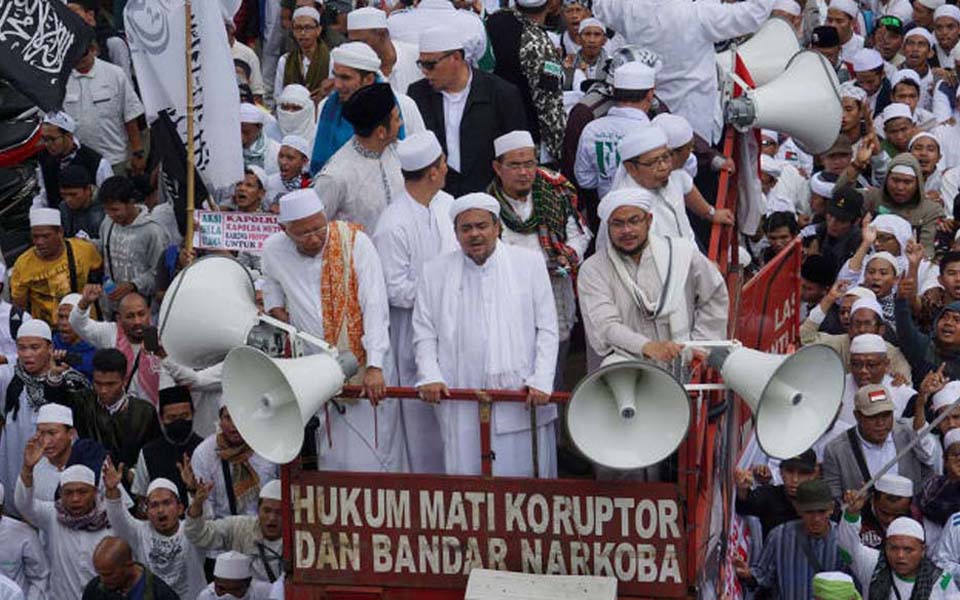 FPI protest at the national police headquarters in Jakarta - May 2017 (Kumparan)