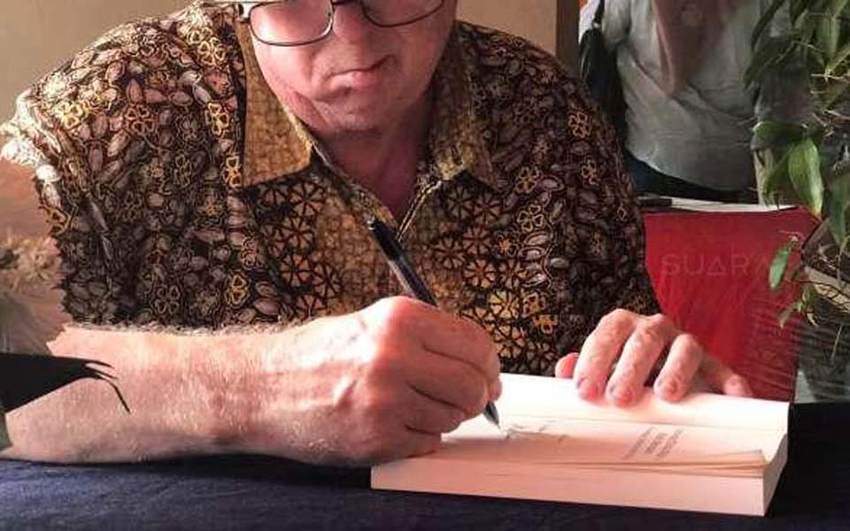 Max Lane signs copies of his book at TIM - August 12, 2017 (Suara)
