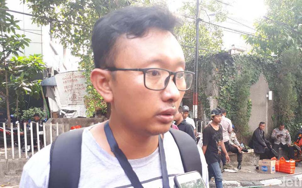 Muhammad Isnur speaking outside Komnas HAM offices in Jakarta - September 18, 2017 (Detik)