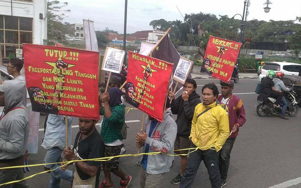 Papuan students in Makassar call on government to close Freeport