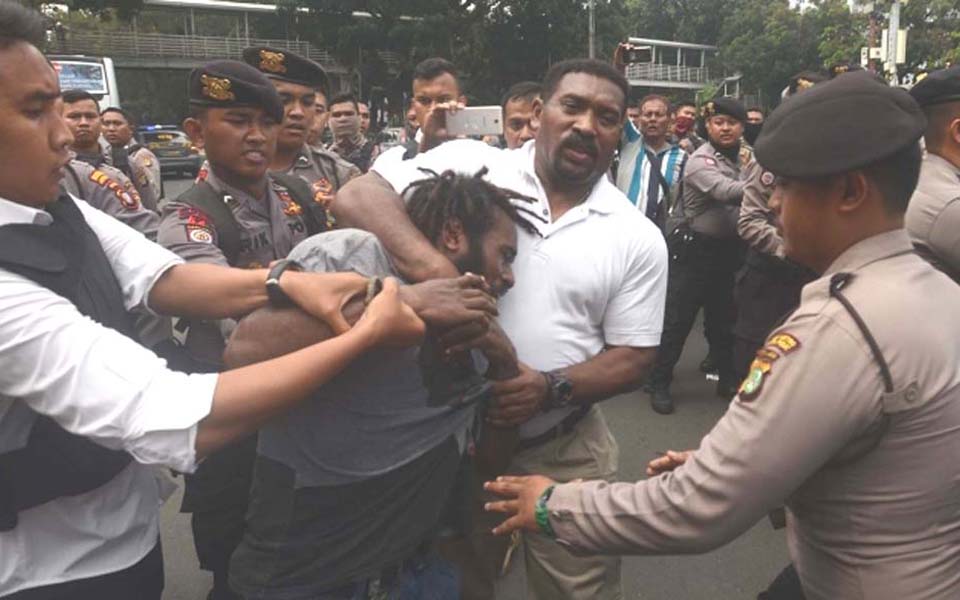 Police arrest Papuan protester during rally at State Palace in Jakarta - August 15, 2017 (Merdeka)