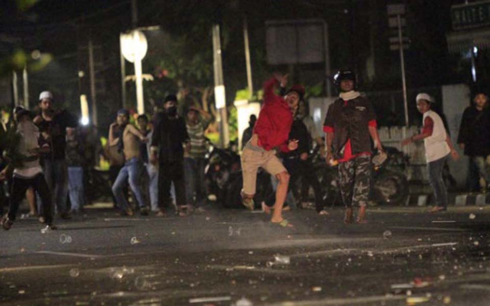 Anti-communist protesters clash with police in front of YLBH in Jakarta - September 18, 2017 (Tempo)