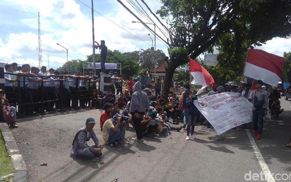 Students give speeches and blockade road in front of PT AP I - December 9, 2017 (Detik)