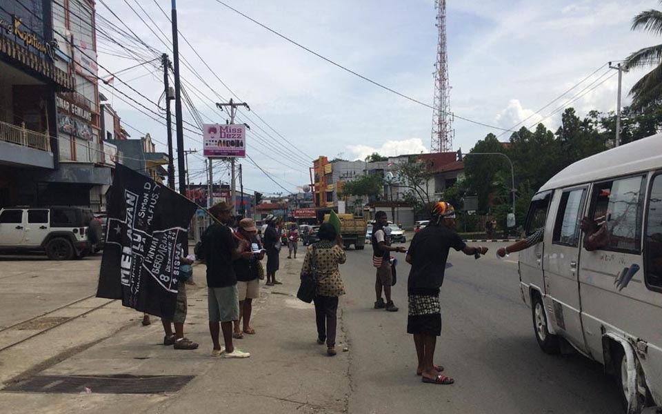 Students hand out leaflets in Abepura - December 8, 2017 (Jubi)