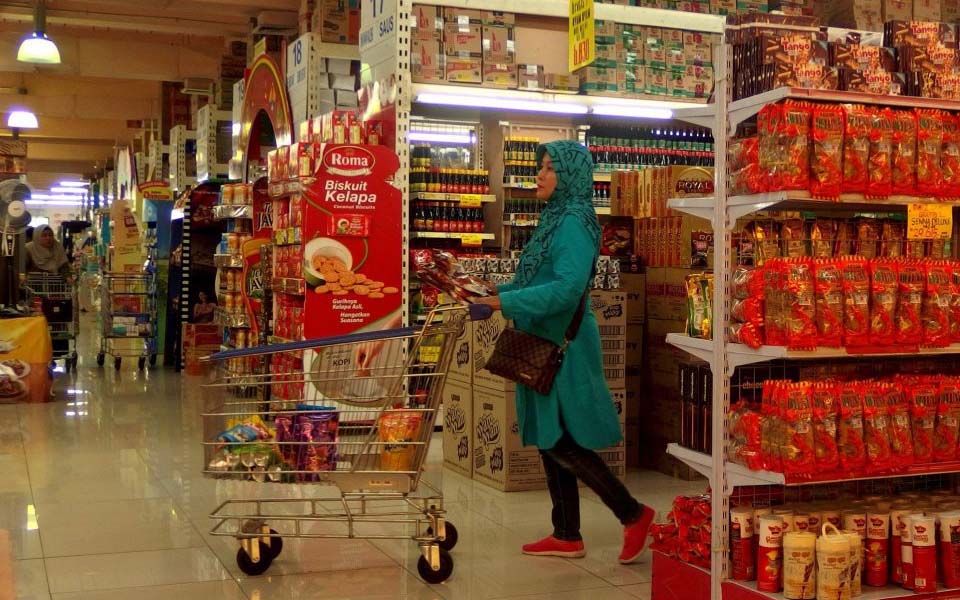 Woman shopping in supermarket (Antara)