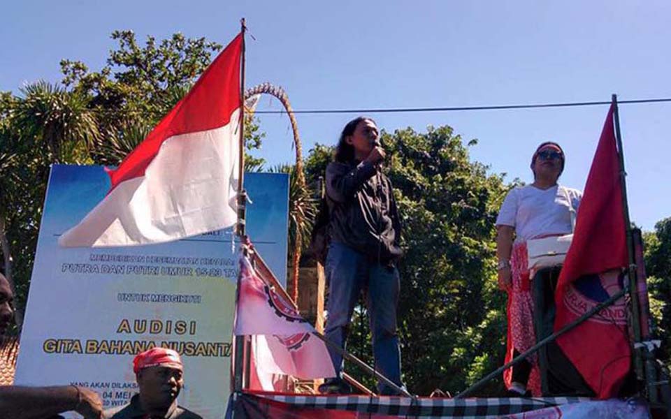 Worker speaks at rally commemorating May Day in Bali - May 1, 2017 (Detik)