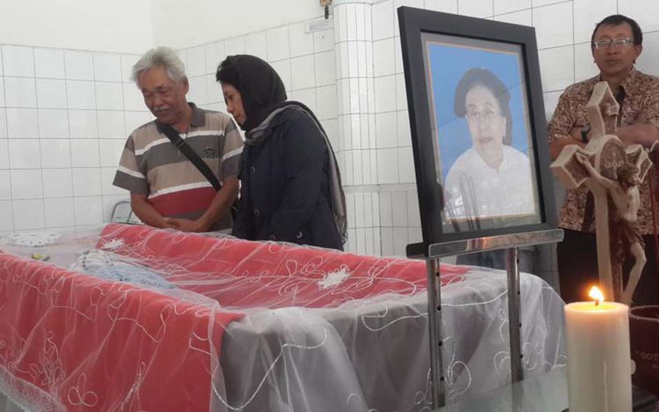 Bimo Petrus' mother Genoneva Misiati laid to rest in Malang - August 6, 2018 (Kompas)
