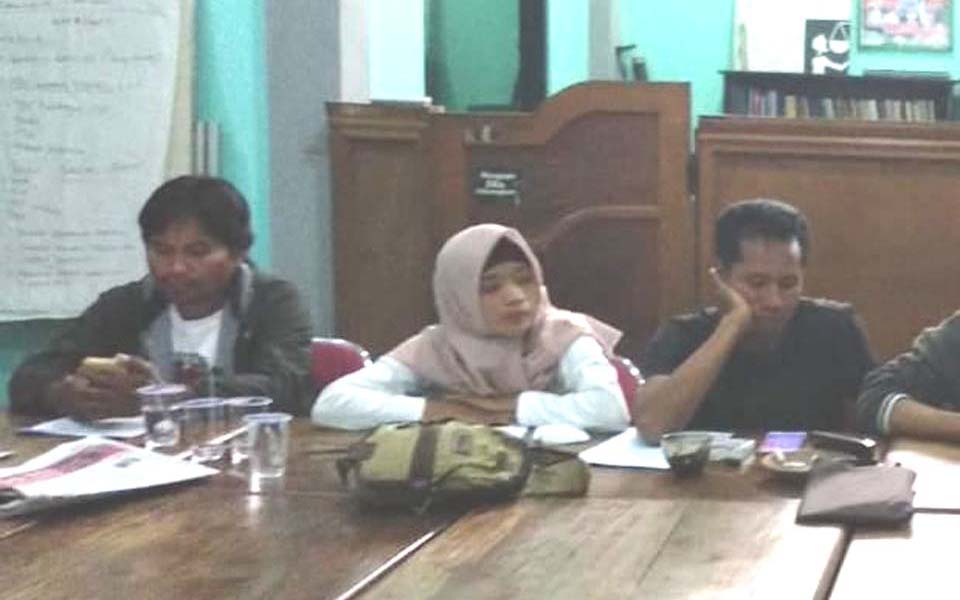 Dwi Ratna Sari attends discussion at LBH Surabaya office - July 14, 2018 (Fitria Madia)