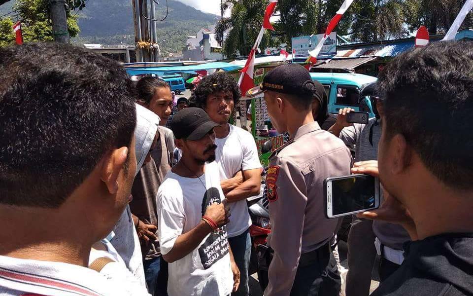 FRI-WP activists negotiate with police - August 15, 2018 (FRI-WP)