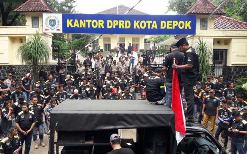 GMBI rally against LGBT at Depok DPRD - February 7, 2018 (Warta Kota)