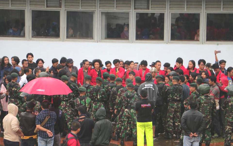 Hasanuddin Uni students surrounded by soldiers - February 15, 2018 (Catatan Kaki)