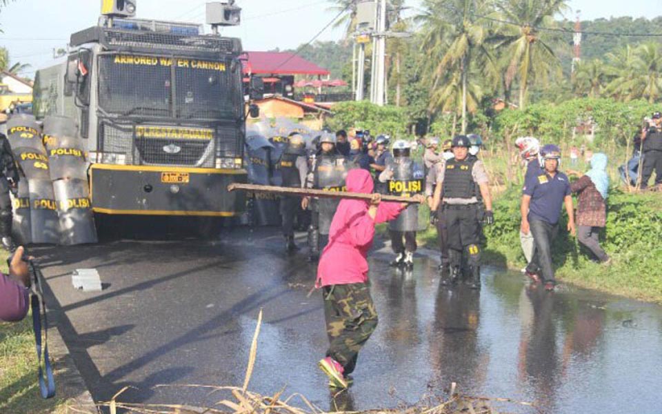 Housewife faces off against police - January 18, 2017 (Haluan)