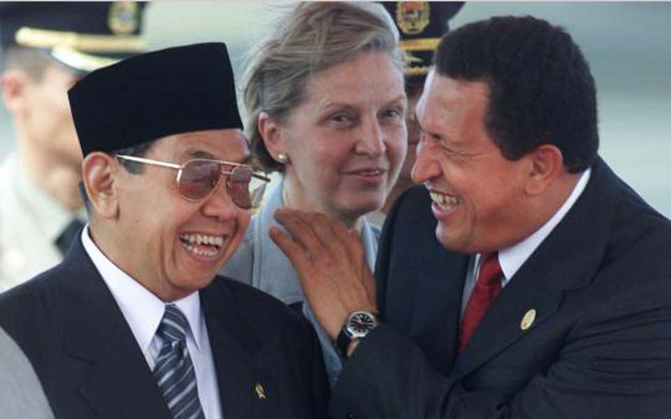 Hugo Chavez jokes with former Indonesian president Abdurrahman Wahid (Berdikari)