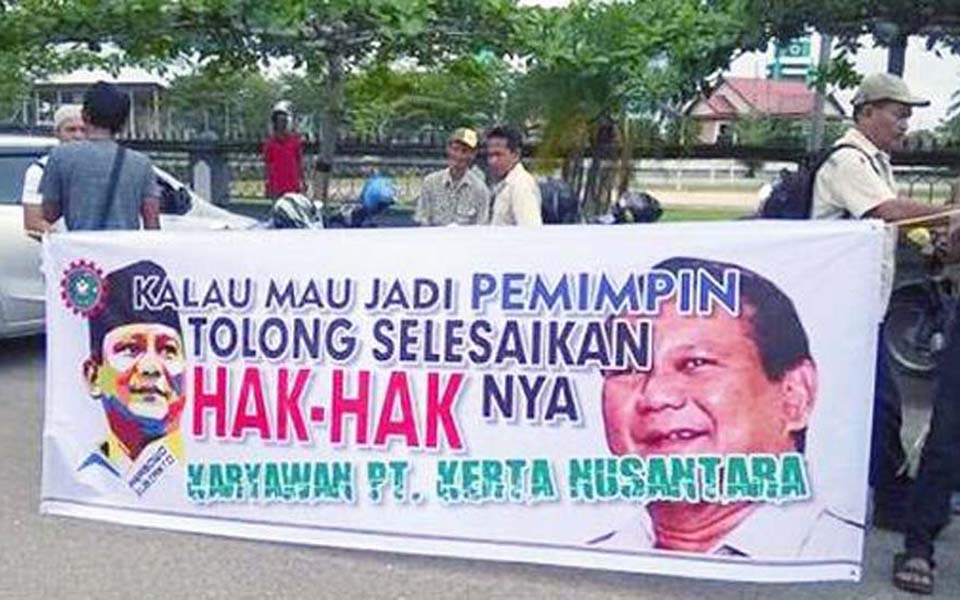 Banner reads 'If you want to be a leader address employees rights' (Berita Terheboh)