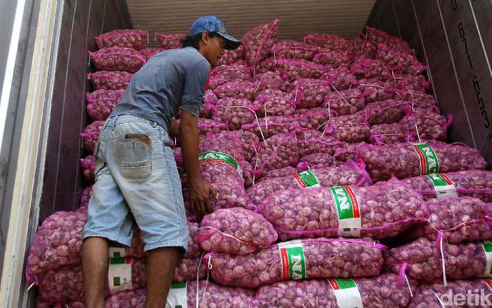 Imported garlic being unloaded from container - Undated (Detik)