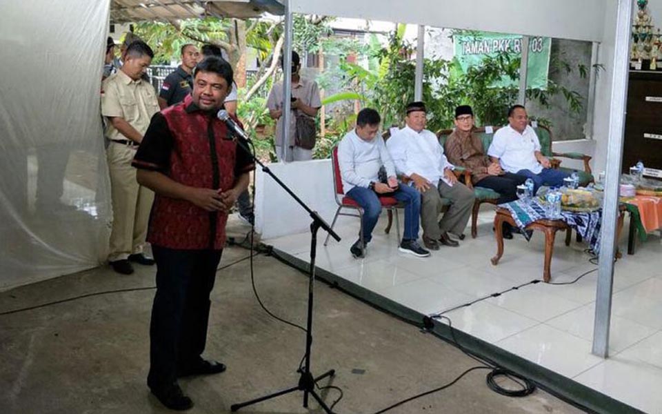 Iqbal speaking in front of Sandiaga Uno, Jakarta - January 28, 2018 (Kompas)