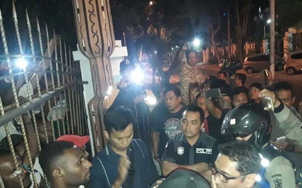 Police and military surround Papuan dormitory in Surabaya - July 7, 2018 (Detik)