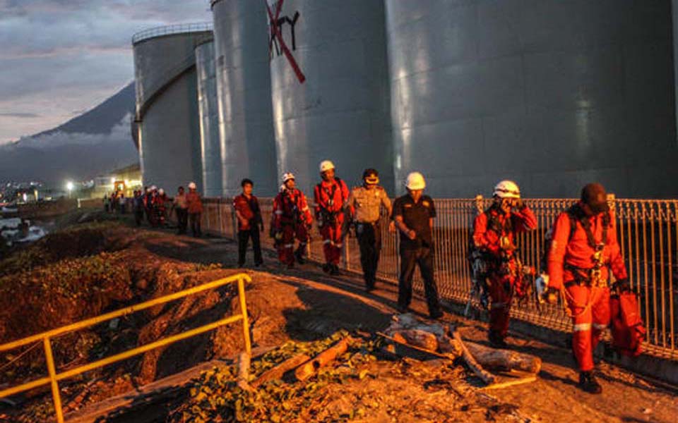 Police escort activists out of the refinery - September 25, 2018 (Greenpeace)