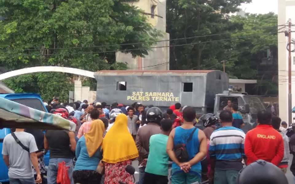 Police truck preparing to transport protesters – December 1, 2018 (SP)