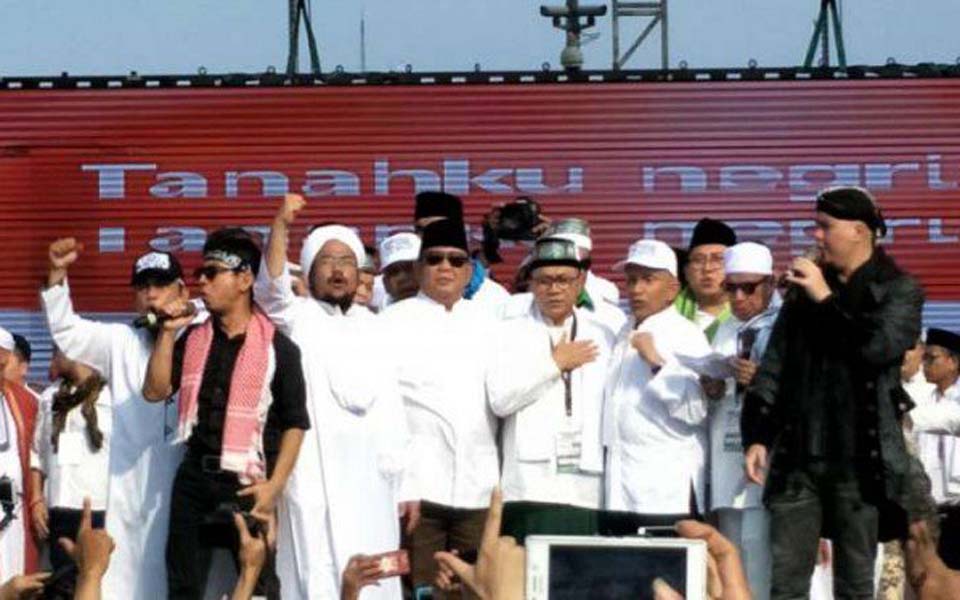 Prabowo (centre, wearing sunglasses) at 212 reunion - December 2, 2018 (Viva)
