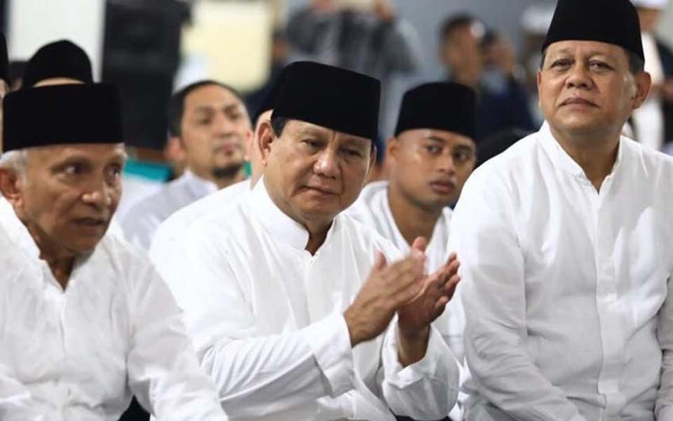 Prabowo performing Islamic prayers (Laman Berita)