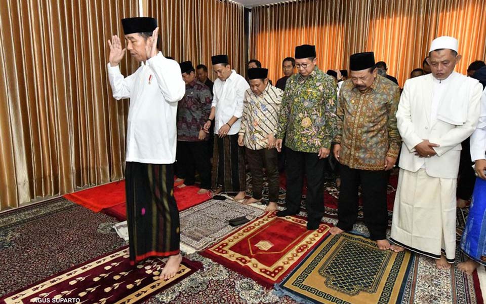 President Widodo performing Islamic prayers (Presidential Palace)