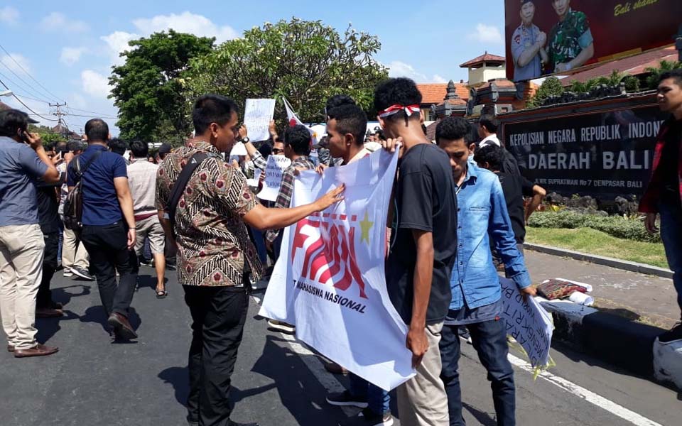 Protest action in front Bali regional police headquarters - October 5, 2018 (ban)