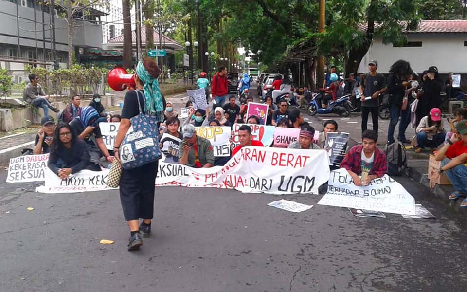 Protester gives speech at UGM rally - November 22, 2018 (LSS)