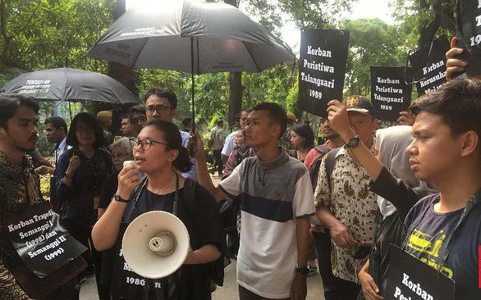 Protesters call out Kalla at Komnas HAM building – December 11, 2018 (CNN)