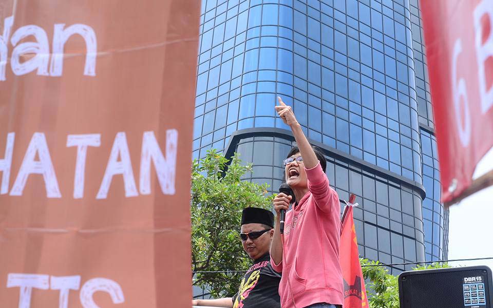 Sherr Rinn speaks at IWD rally in Jakarta - March 8, 2018 (Rukhiyatul Umami)