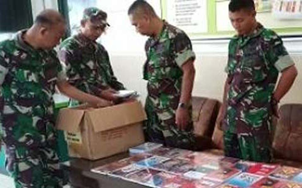 Soldiers confiscating ‘communist books’ in Kediri – December 26, 2018 (Istimewa)
