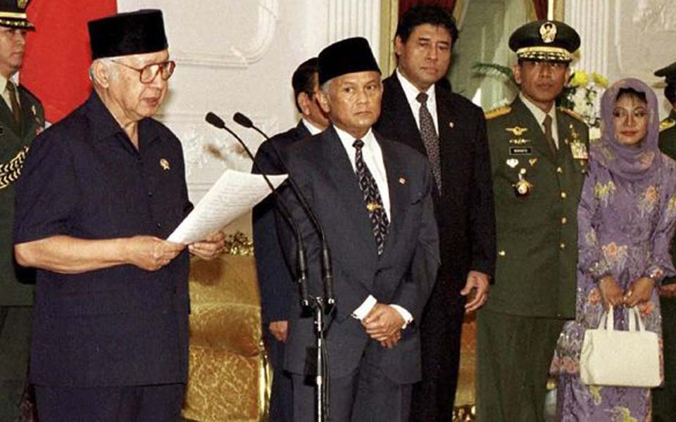 Suharto announcing his resignation as president – May 21, 1998 (Reuters)