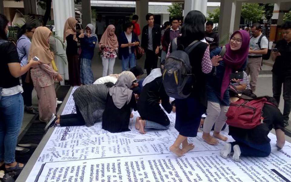 UGM students sign their names on billboard - November 8, 2018 (Kompas)