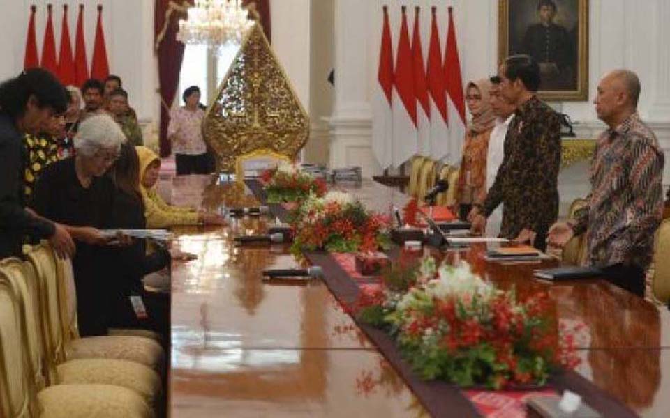 Widodo and staff receive Kamisan protesters at Palace - May 31, 2018 (Antara)