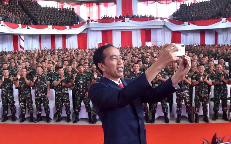 Widodo takes selfie with Babinsa in Jambi – December 16, 2018 (Detik)