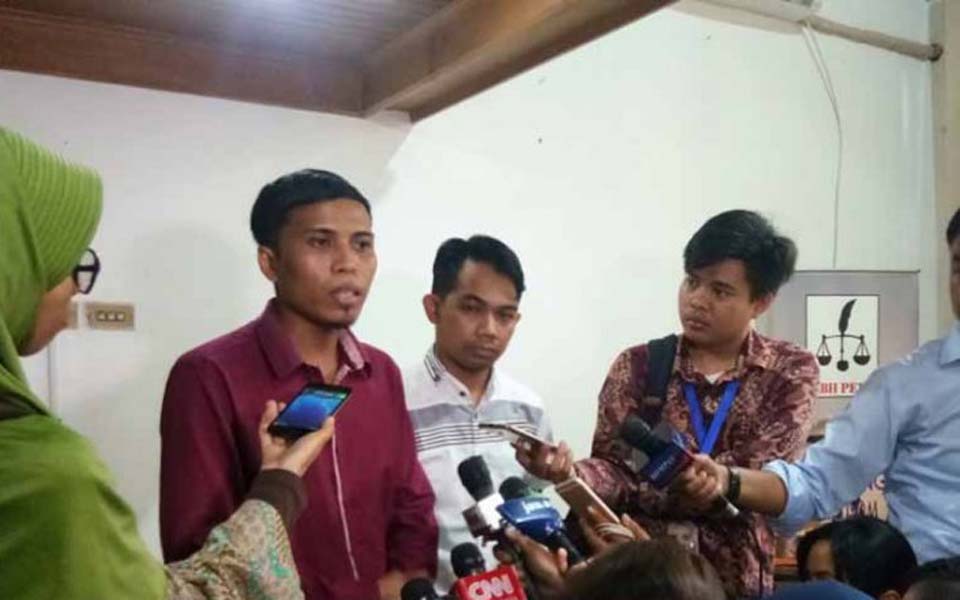 Aziz Fauzi (second left) and Ade Wahyudin (third left) speak to media – July 5, 2019 (Antara)