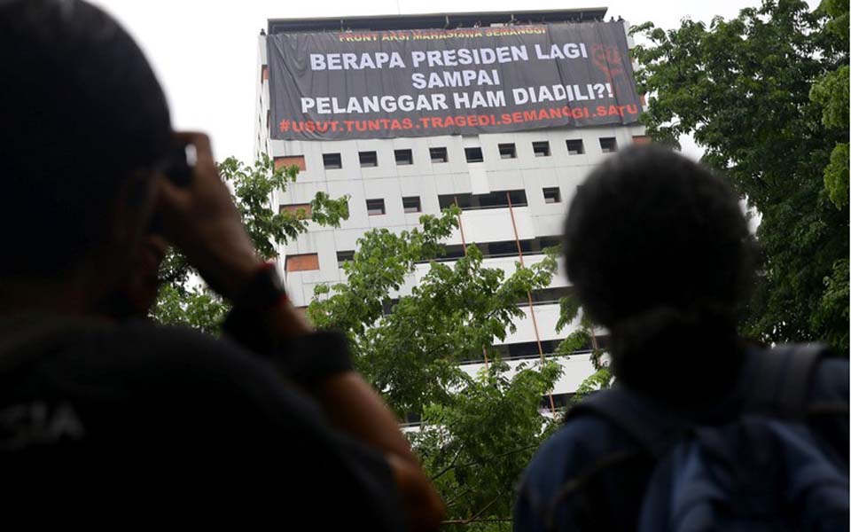 Banner hung from Karol Wojtyla building at Atma Jaya University – November 13, 2019 (Detik)