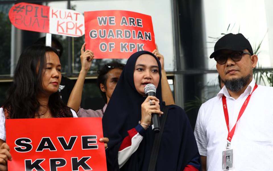 Baswedan (right) and his wife (centre) at Save KPK event – January 15, 2019 (Tribune)