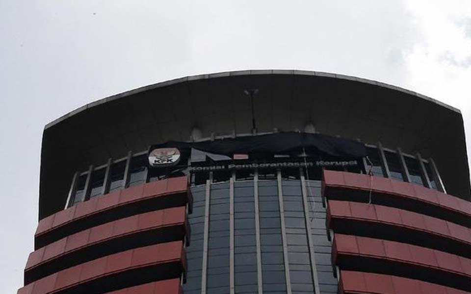 Civil society activists and students cover KPK logo with black cloth – September 8, 2019 (CNN)