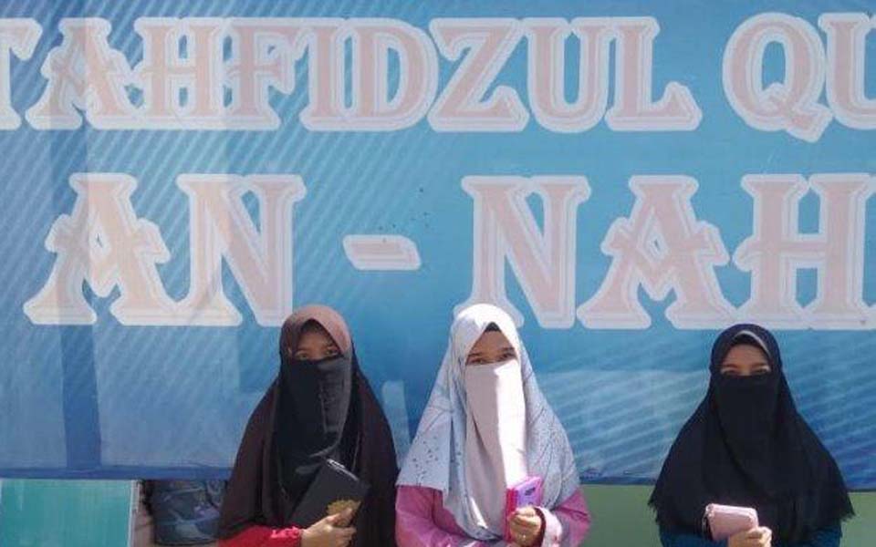 Female boarding school students wearing cadar – July 28, 2019 (Serambi)