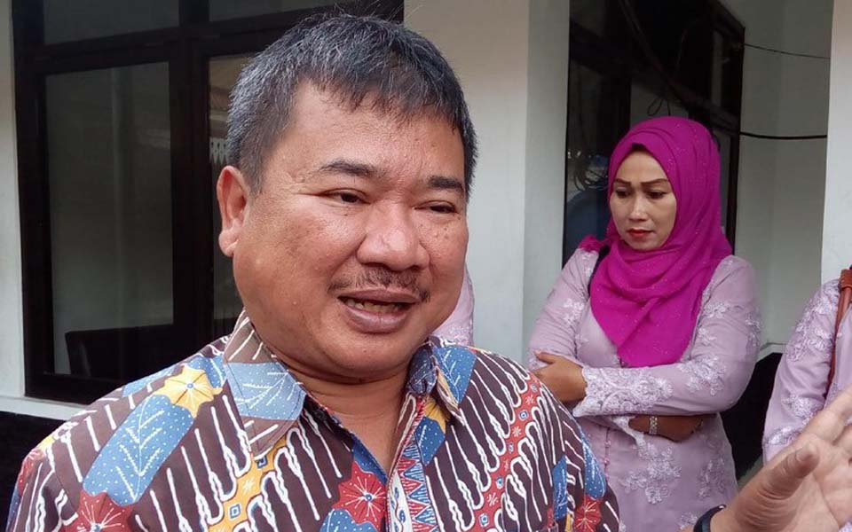 Garut Regent Rudy Gunawan speaking to reporters (Hakim-detikcom)