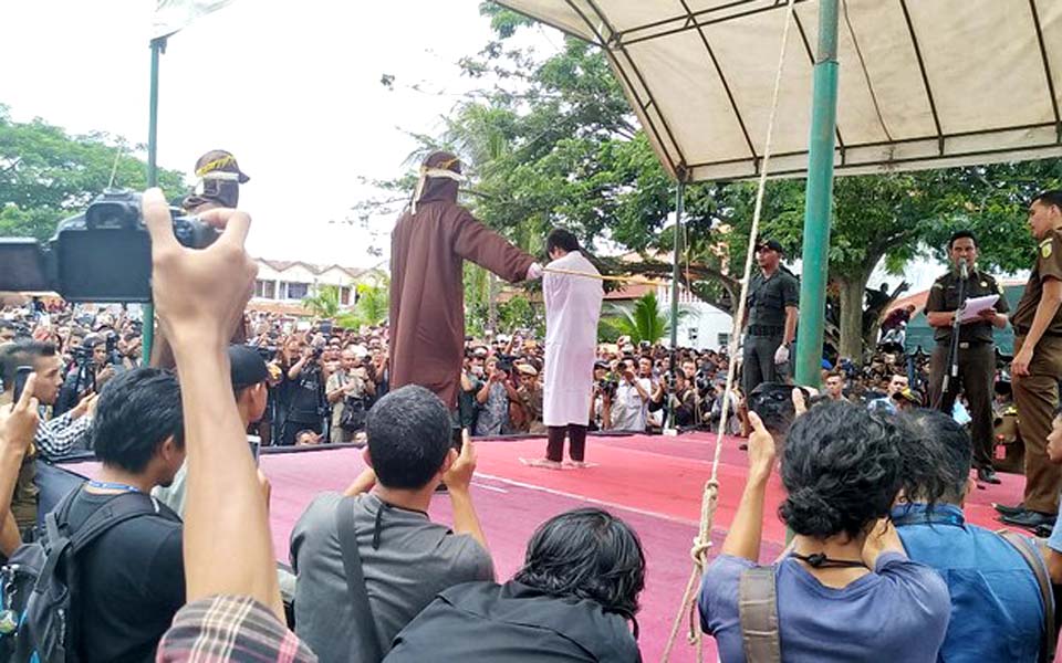 Gay man being flogged for ‘sodomy’ in Banda Aceh – May 23, 2017 (Kumparan)