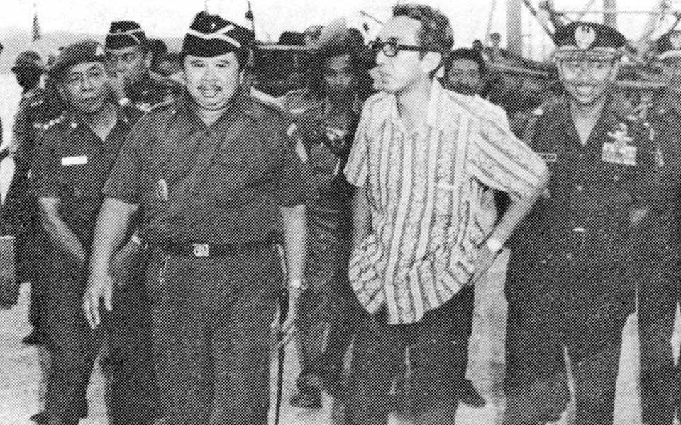 Kopkamtib commander General Sumitro (left)