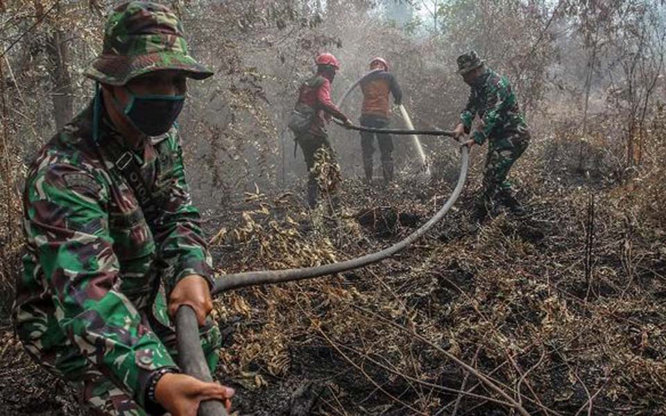 Military personnel fight peatland fire in Kampar, Riau – July 26, 2019 (Antara)