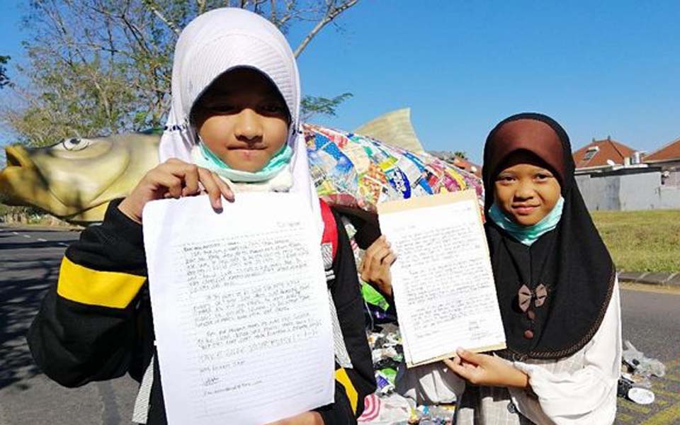 Nina and Zahira hold their protest letters to Trump – July 12, 2019 (CNN)