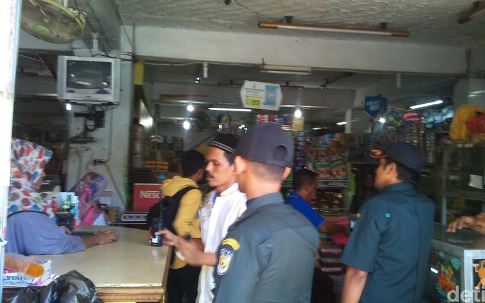 Officials patrol shops in Banda Aceh during Ramadan fasting month (Detik)