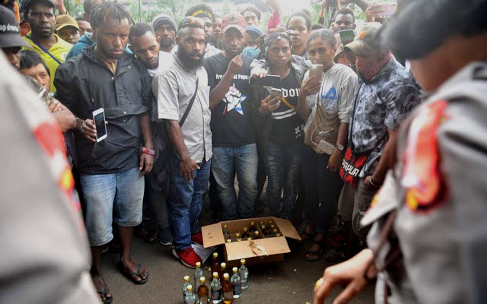 Papuan students in Bandung return alcohol to police – August 22, 2019 (Berita Islam)
