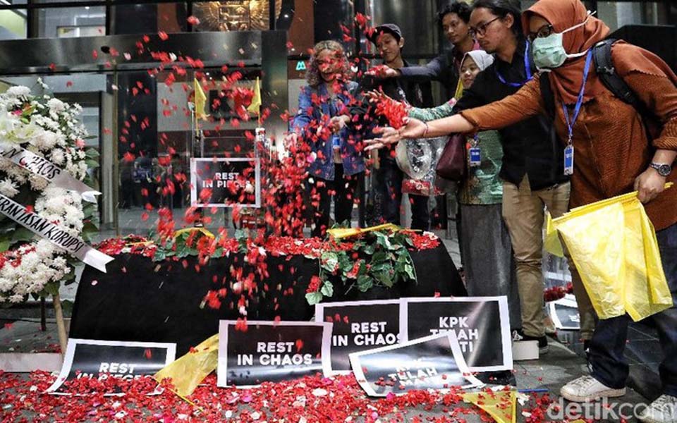 People scatter flowers as symbol of morning in front of KPK building – September 13, 2019 (Detik)